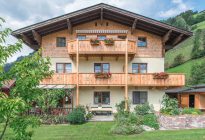 Haus Obersamer im Raurisertal mit Balkonen und Bergblick, umgeben von Natur und Garten.